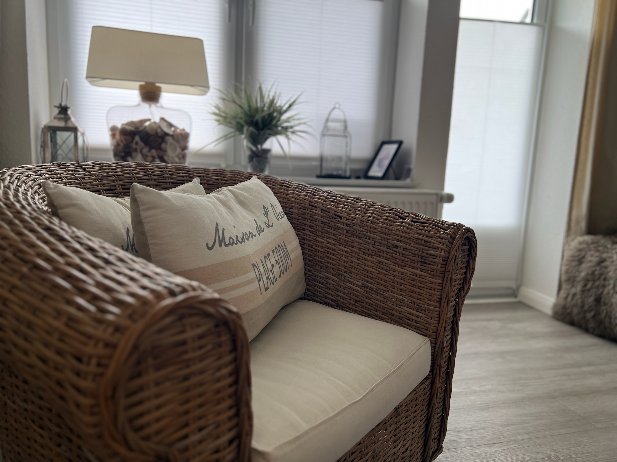 Gemütlicher Korbsessel in der hellen Ferienwohnung Abendbrise