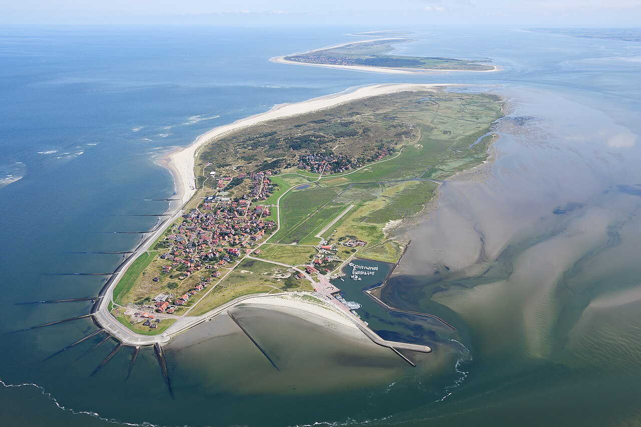 Luftaufnahme der Nordseeinsel Baltrum mit Dorf, Hafen, Dünen und Wattenmeer